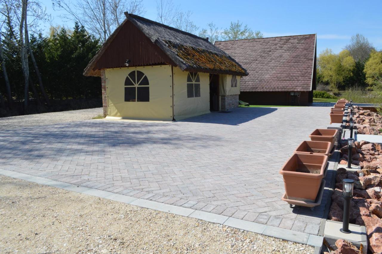Intertranscoop Lake House Vamosszabadi Экстерьер фото